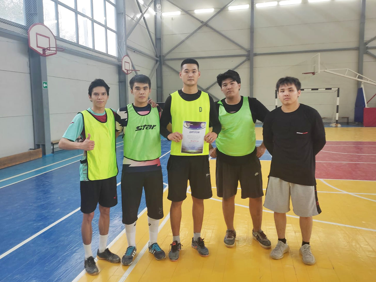 Жапон әйелімен метрода топтық секс