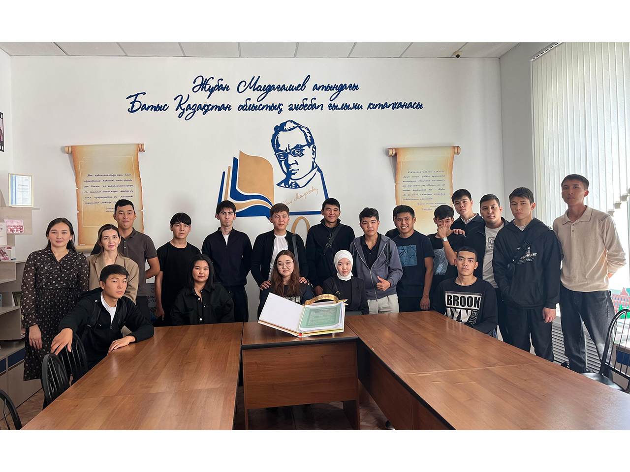 Порно видео: Ұлы мен оның достары анасын сиқырлайды