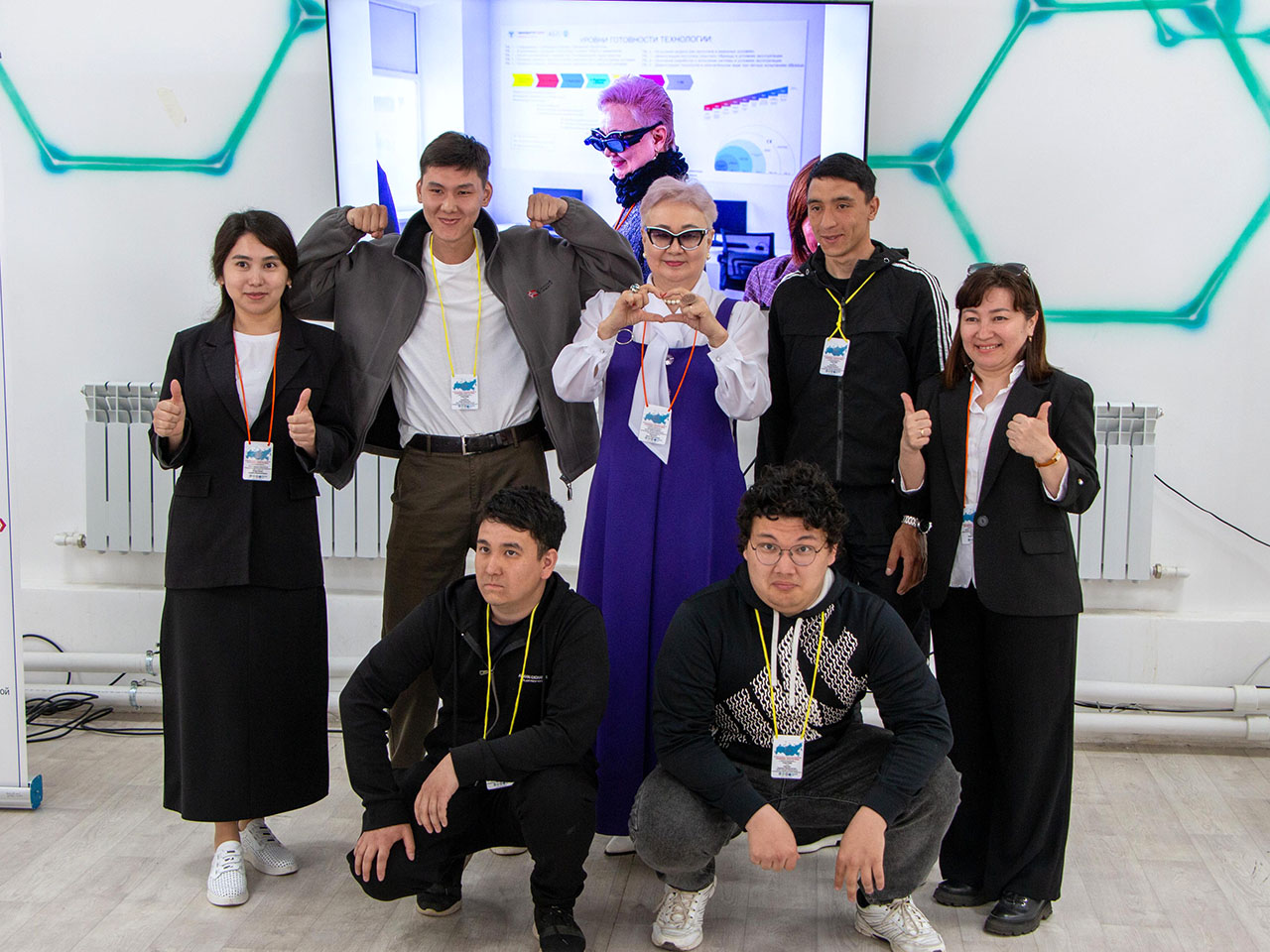 Тоқу схемасы және нұсқаулары бар бал үлгісі бар кардиган