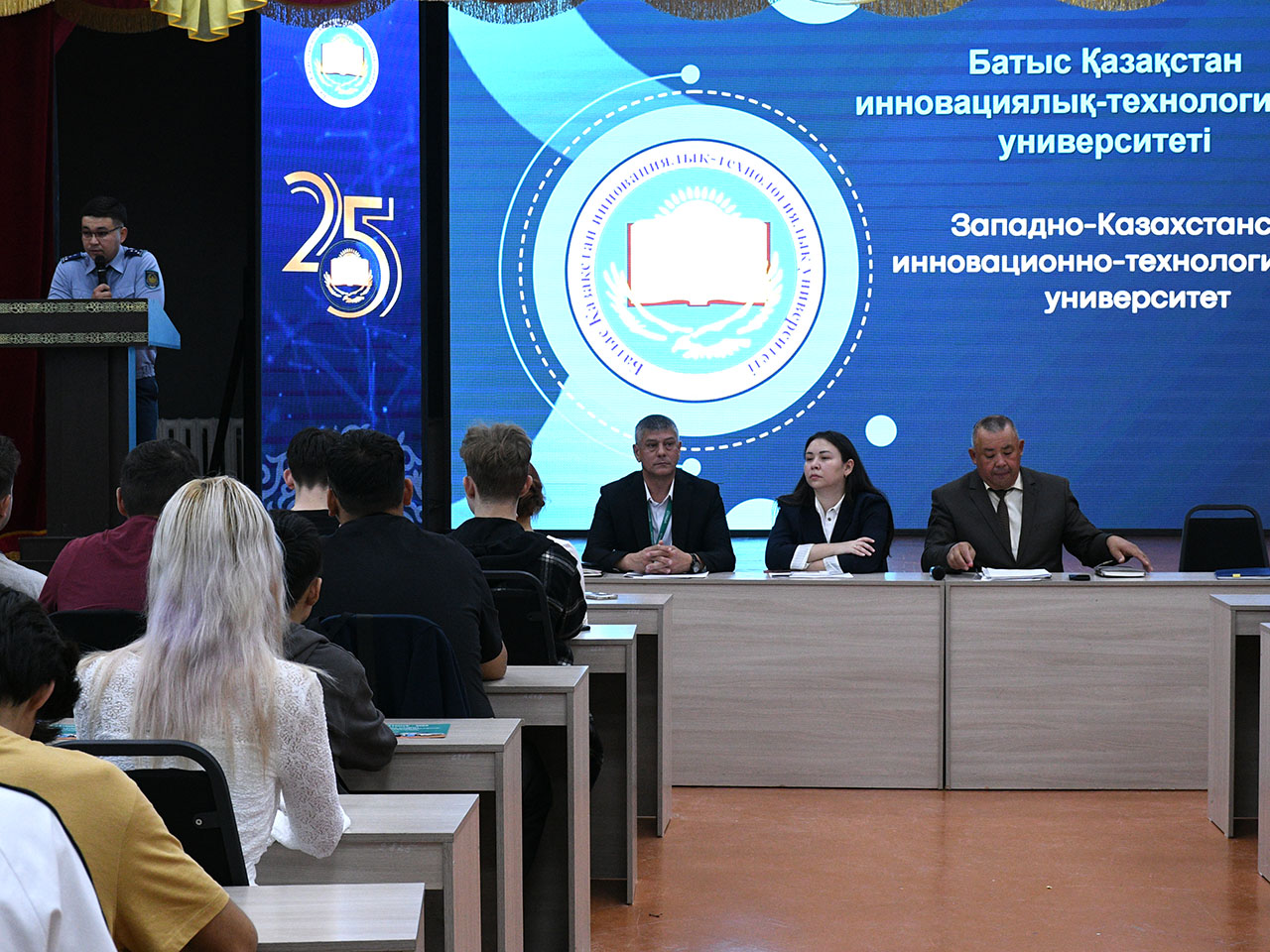 Үлкен табиғи кеуделері бар порно арық