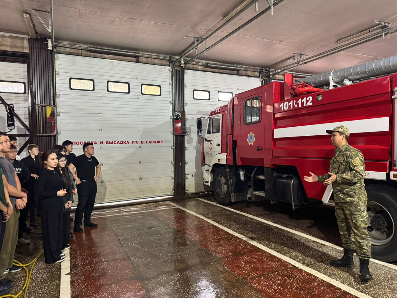Транссексуал жұлқынып, өз аузына сұқылады.