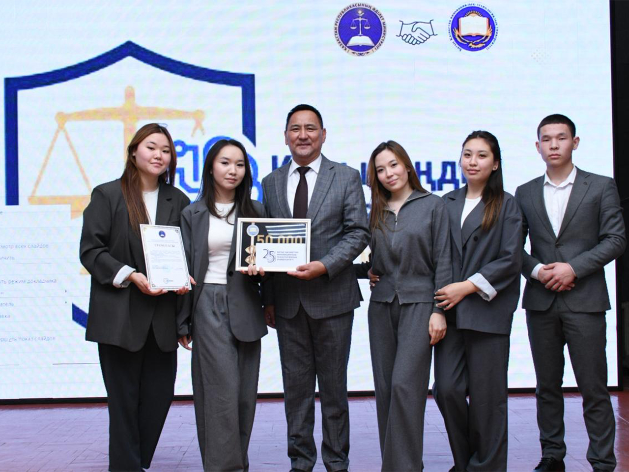 Қаншықтар шұжықтарды жас студенттердің иттеріне итереді